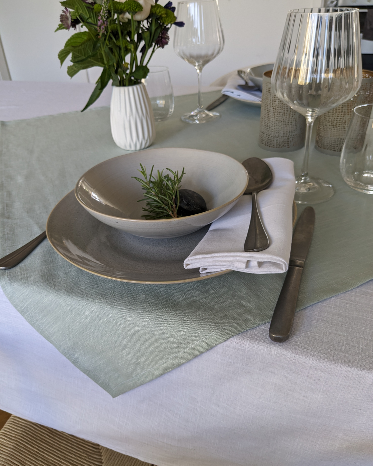 Farnberg - Hochwertige Leinen Tischdecke | Uni Mint | Tischdecken