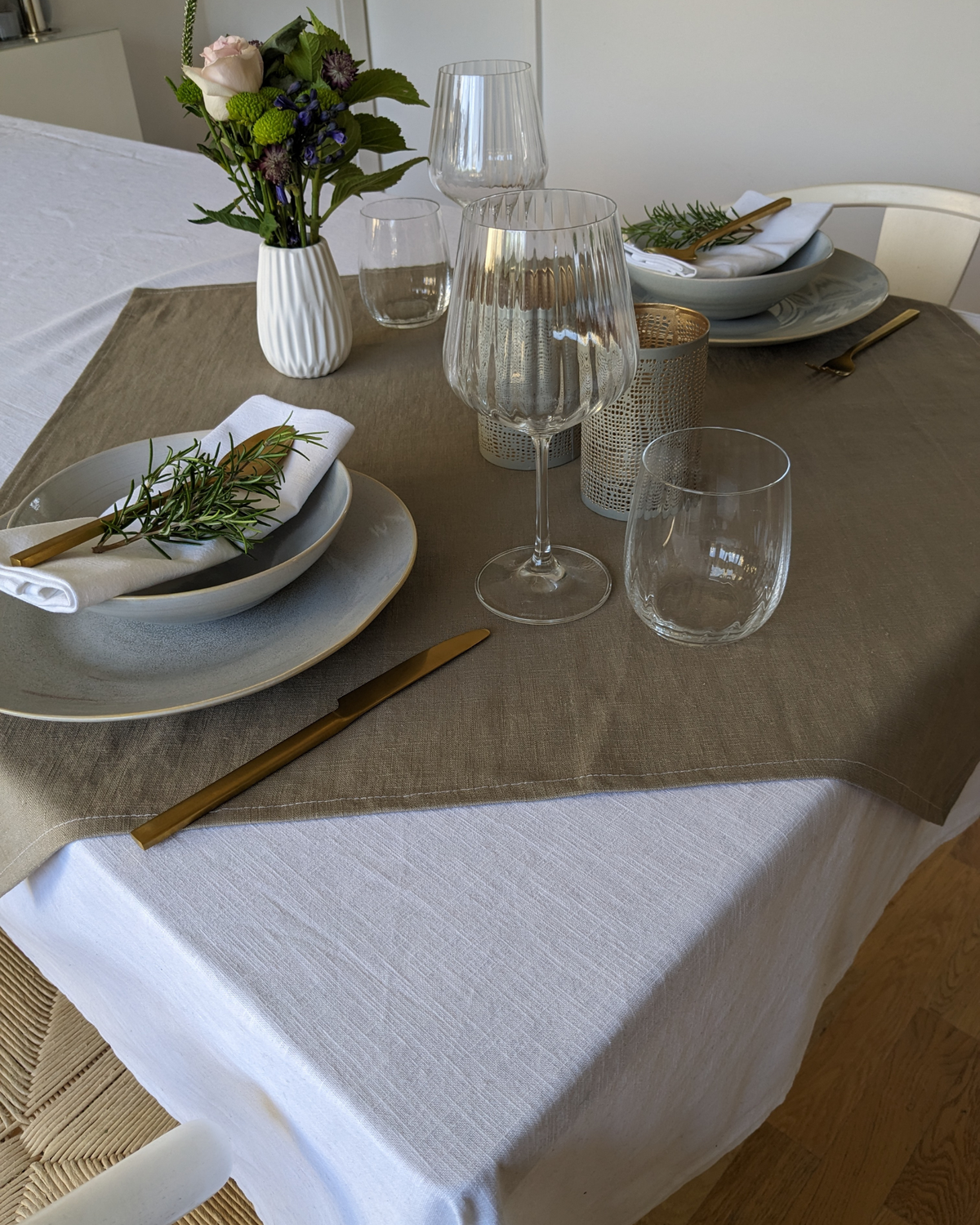 Farnberg - Hochwertige Leinen Tischdecke | Uni Taupe | Tischdecken
